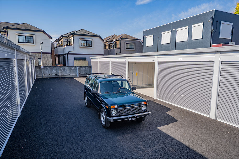 ガレージを出発するラーダ_ニーヴァ