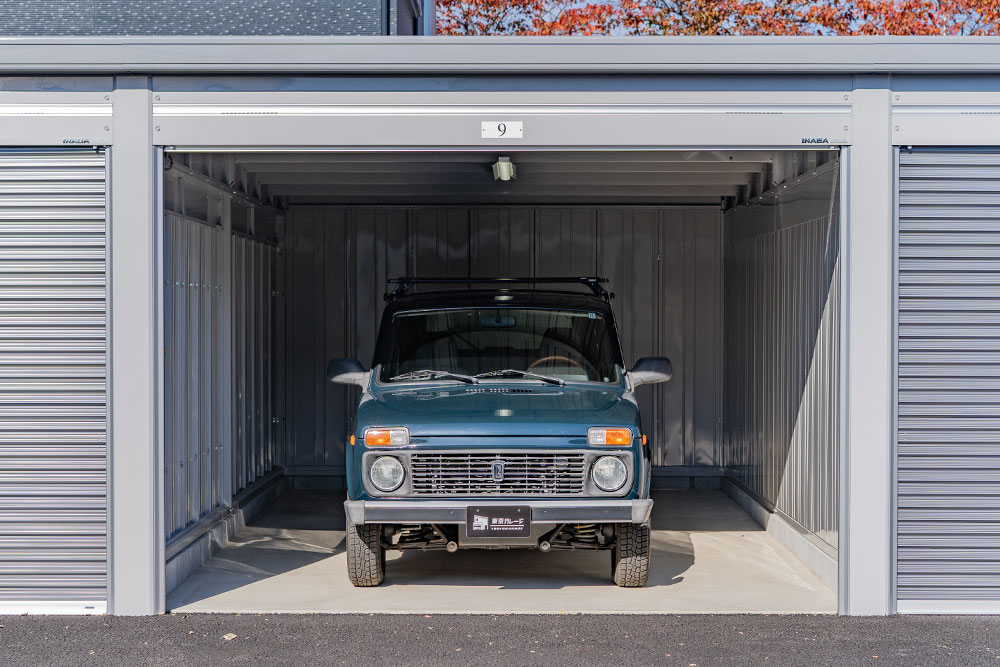 ガレージに駐車したラーダ_ニーヴァ