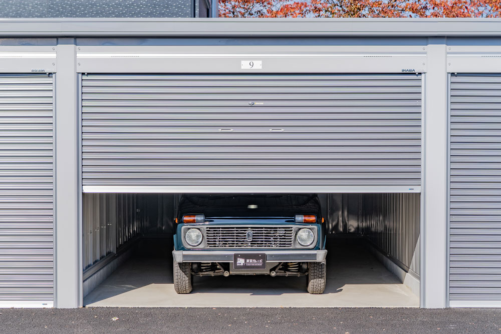 ガレージに駐車したラーダ_ニーヴァ