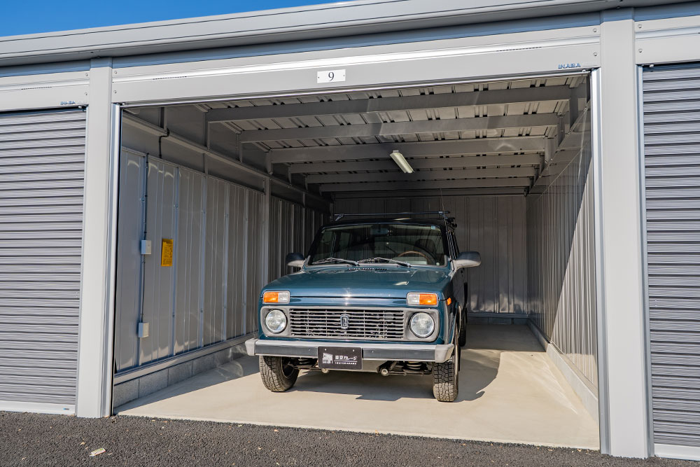 ガレージに駐車したラーダ_ニーヴァ