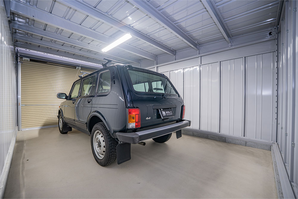 ガレージに駐車したラーダ_ニーヴァ