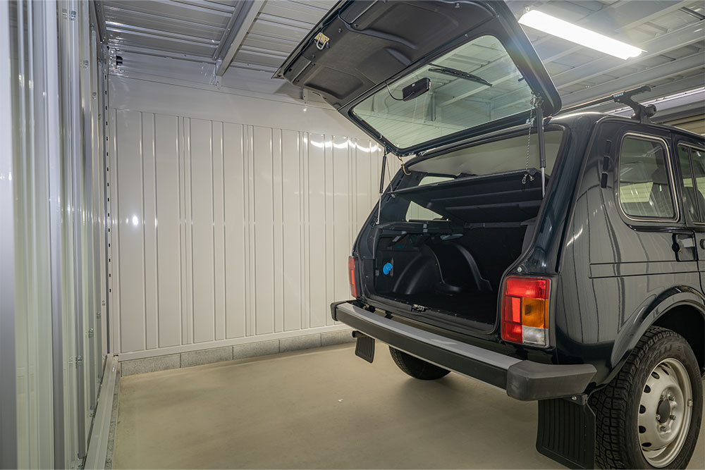 ガレージでリアハッチを開けたラーダ_ニーヴァ