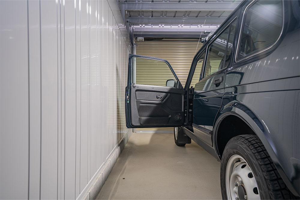 ガレージでドアを開けたラーダ_ニーヴァ