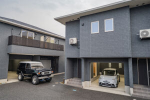 東名ICへアクセス良好、ガラス越しの愛車が迎える玄関ホール｜厚木市