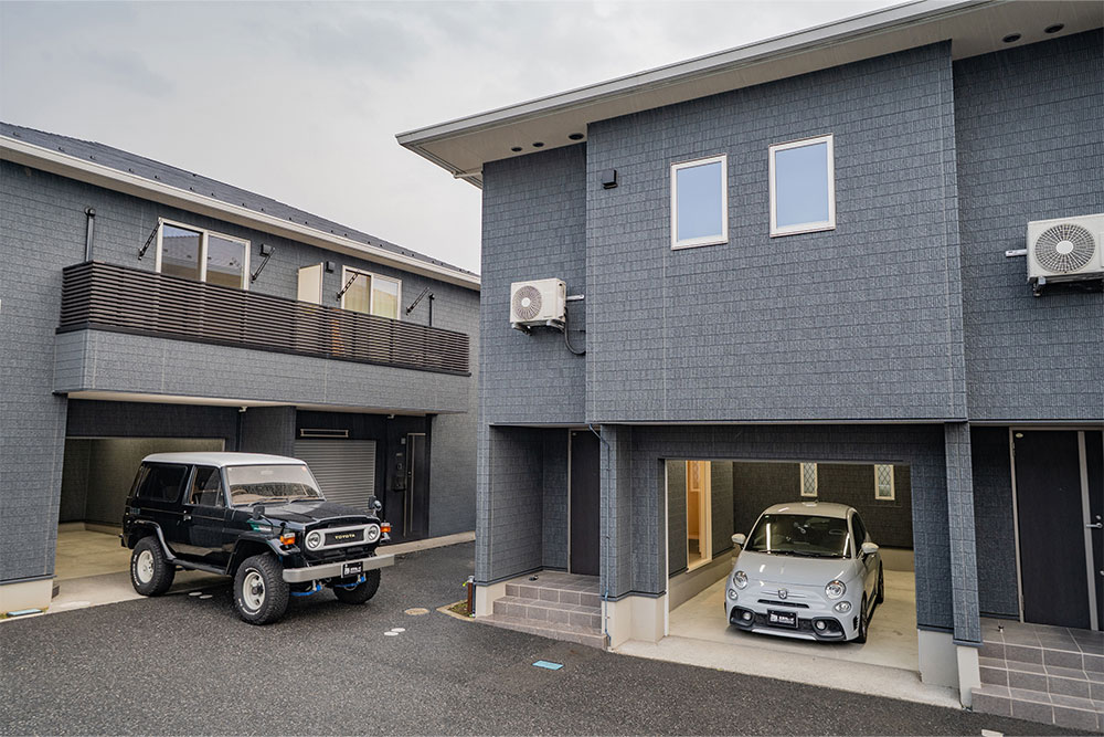 神奈川県厚木市恩名3丁目の賃貸ガレージハウス「J Base」「M Garage」とABARTH 595&ランクル70 PX10