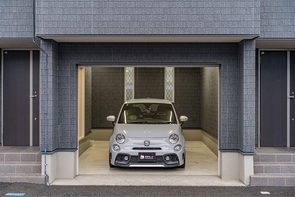 J Baseのガレージに駐車したABARTH 595