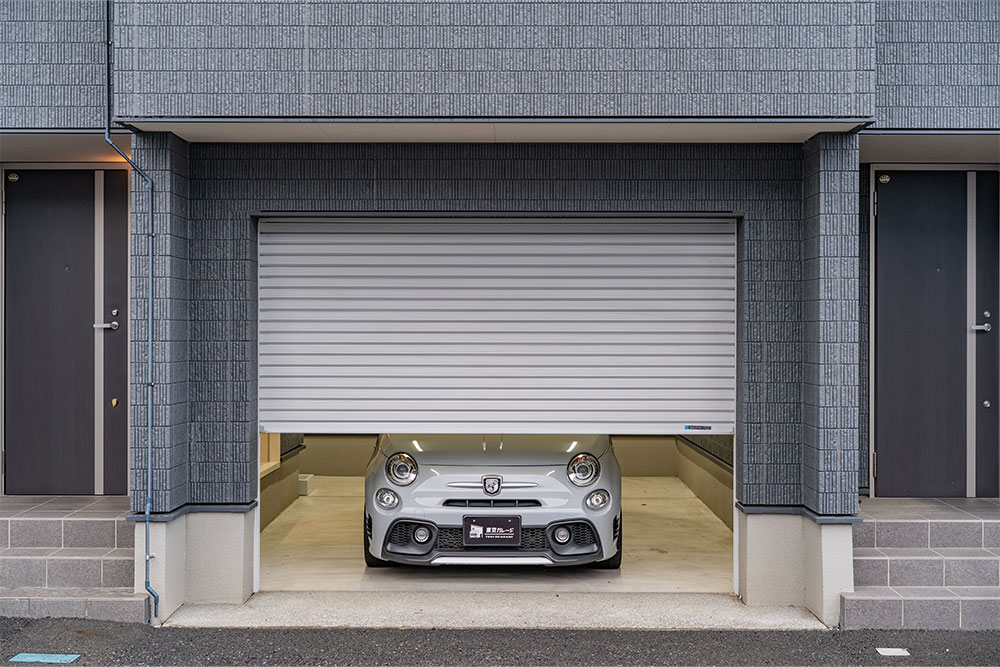 J Baseのガレージに駐車したABARTH 595