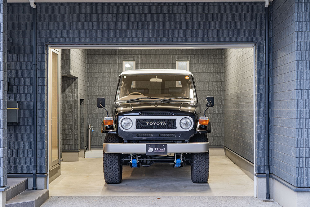 M Garageのガレージに駐車したランクル70 PX10