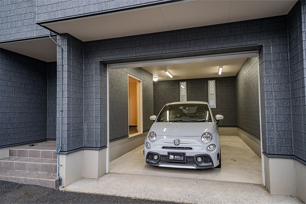 J Baseのガレージに駐車したABARTH 595