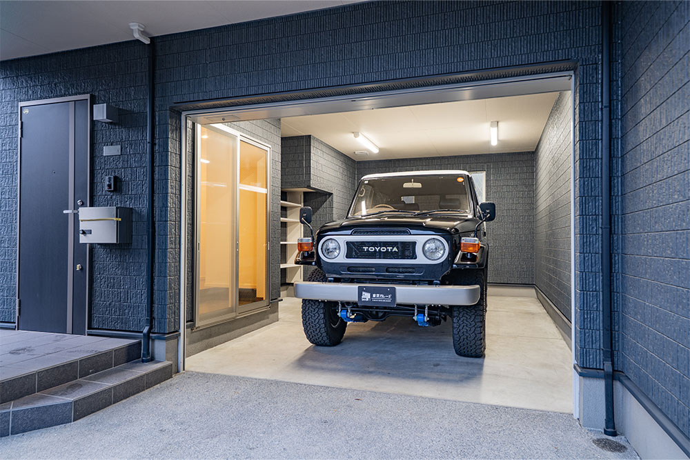 M Garageのガレージに駐車したランクル70 PX10