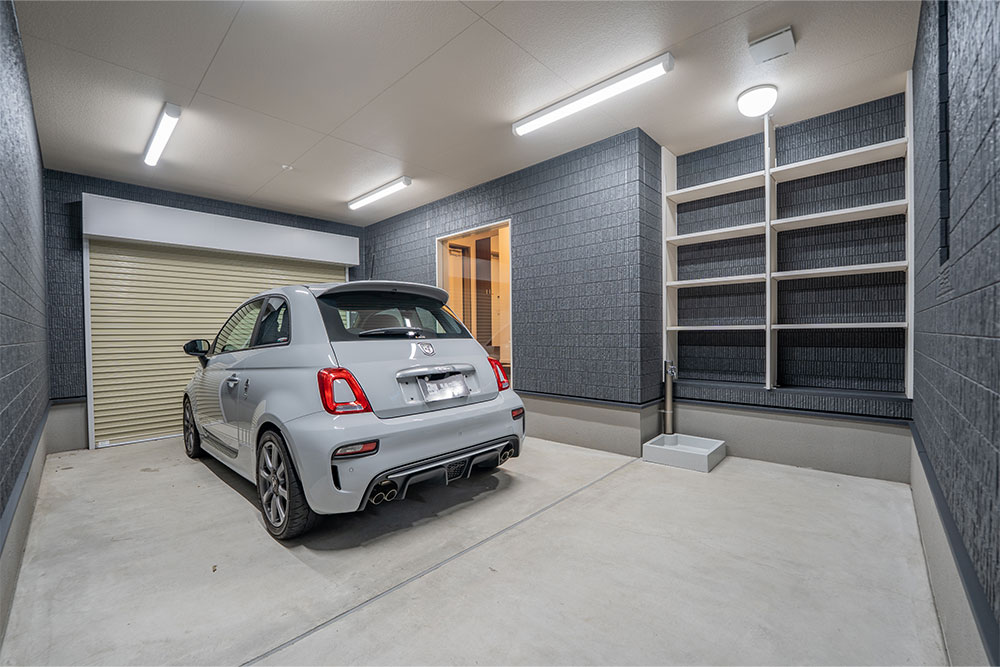 J Baseのガレージに駐車したABARTH 595