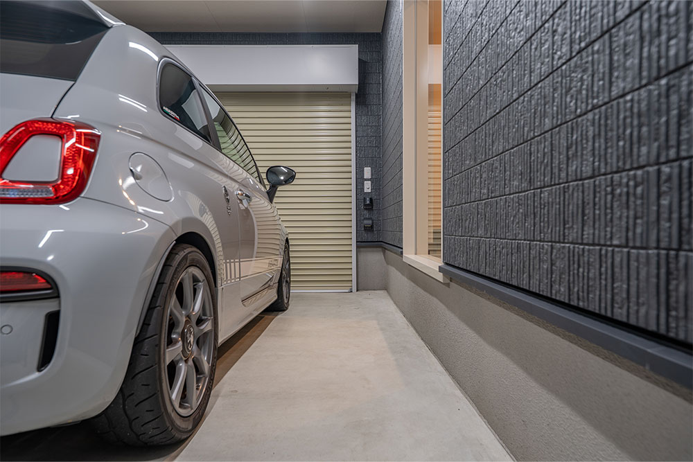 J Baseのガレージに駐車したABARTH 595