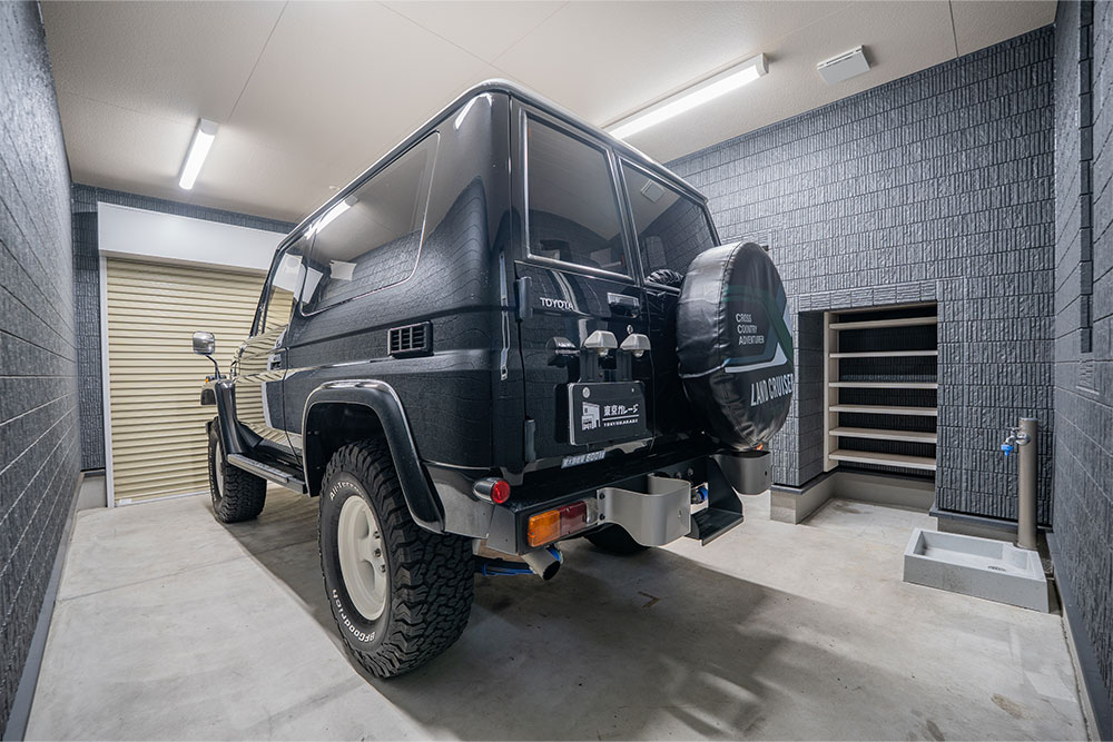 M Garageのガレージに駐車したランクル70 PX10