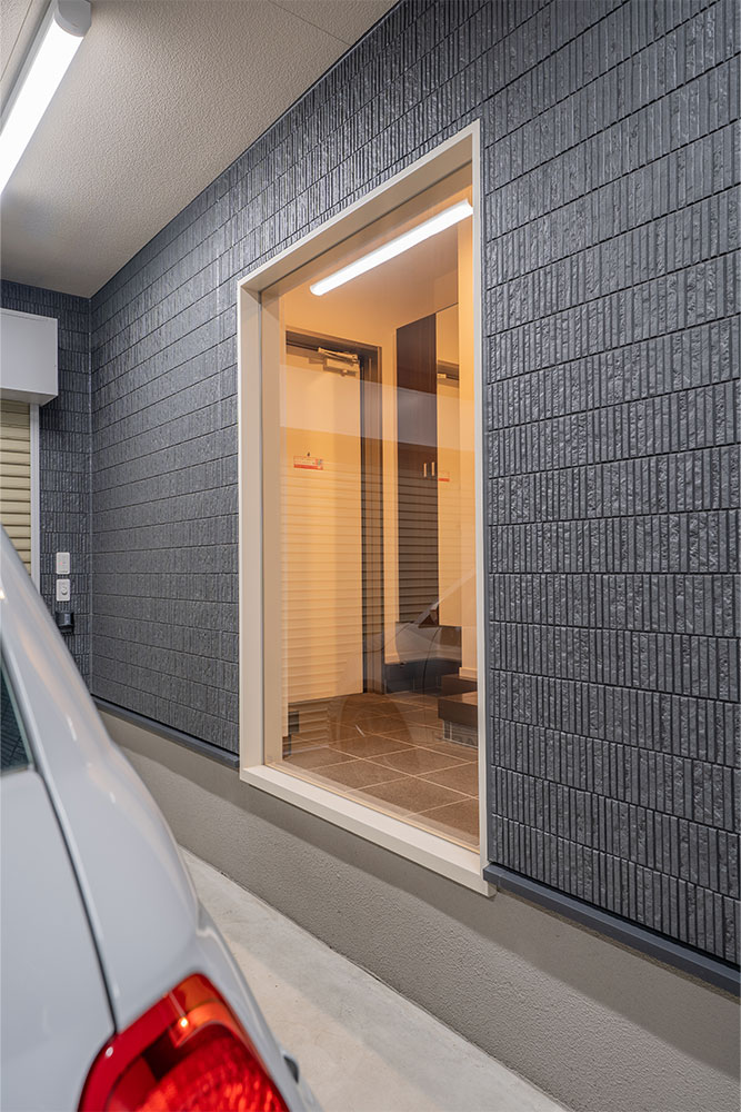 玄関からガレージが見える窓