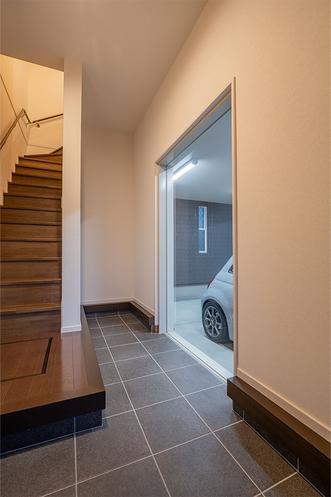 玄関から見たガレージ