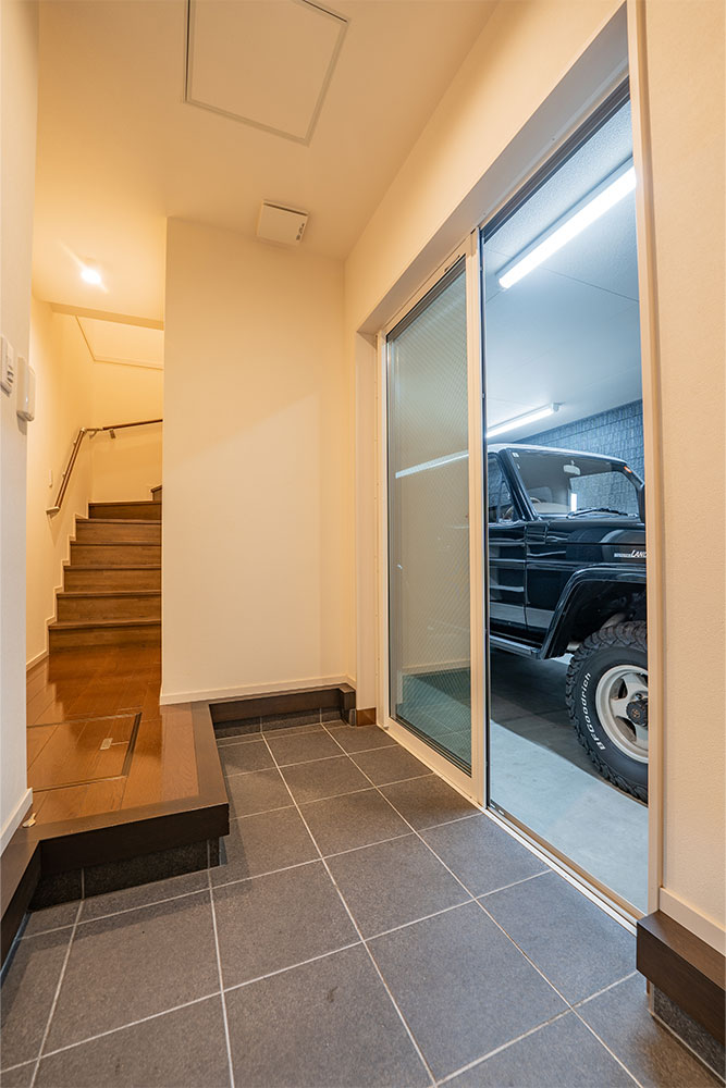 M Garageの玄関から見たガレージ