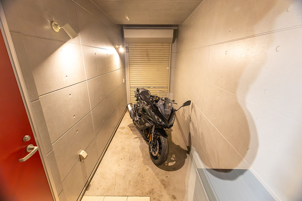 1F住戸のガレージ（横幅1.58m×奥行4.34m）