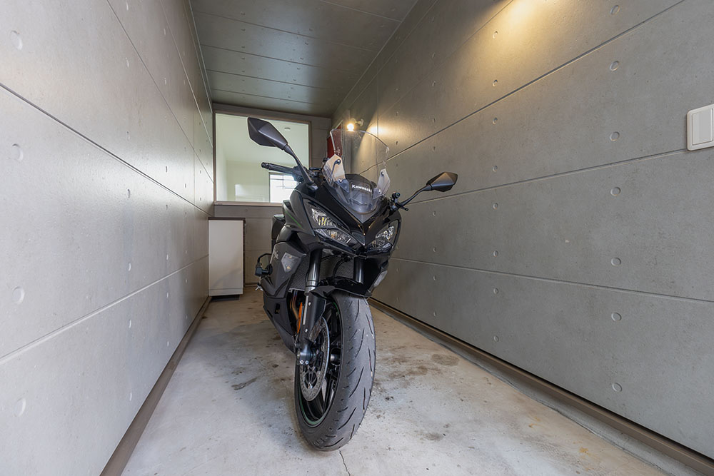 ガレージに駐車したKawasaki_Ninja1100SX