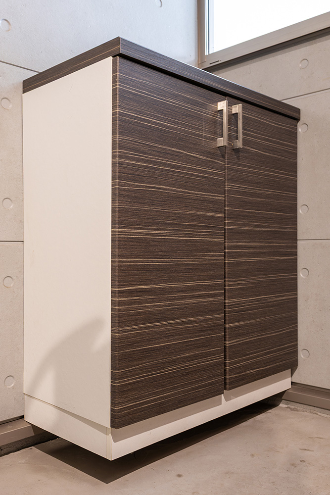 ガレージ内のシューズボックス