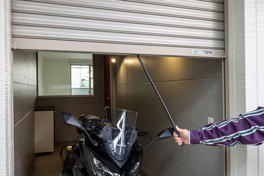 ガレージの手動シャッター