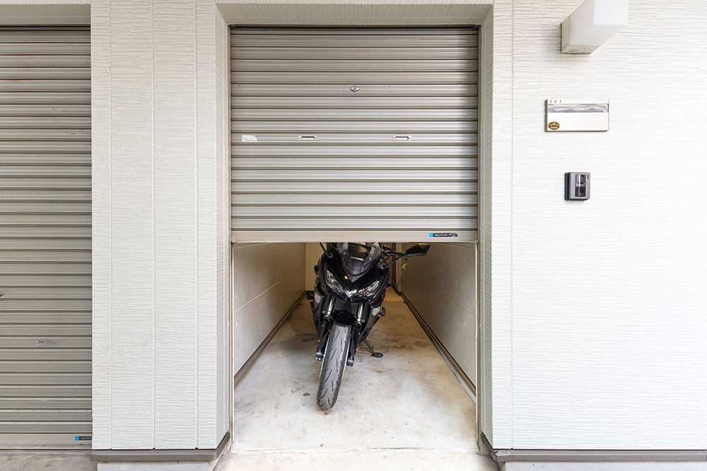 ガレージ内に駐車したKawasaki_Ninja1100SX