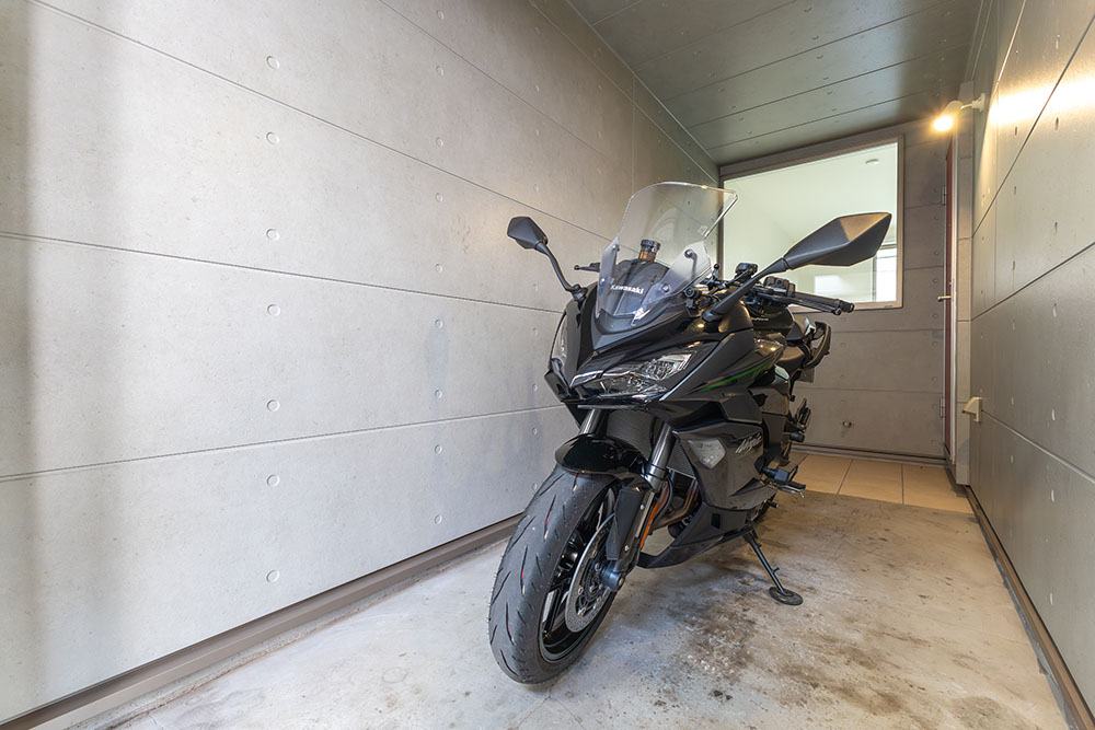 ガレージ内に駐車したKawasaki_Ninja1100SX