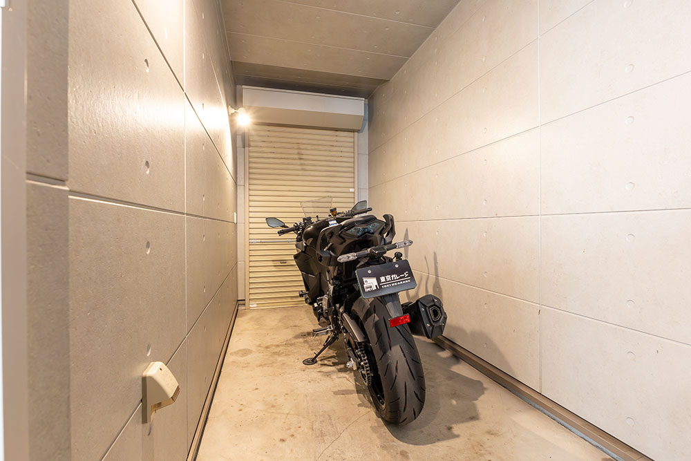 ガレージ内に駐車したKawasaki_Ninja1100SX