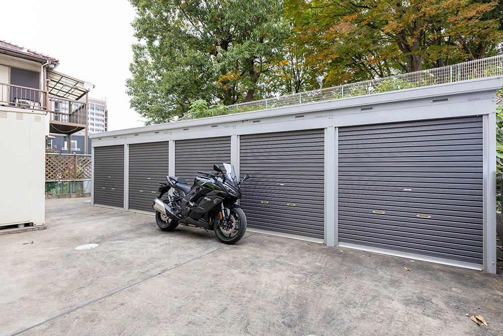 2F住戸には敷地内別棟ガレージが付帯