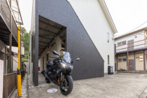 ガレージ窓あり、コンパクトにまとめた愛機との暮らし｜千葉市中央区