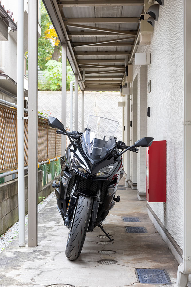 共用通路を通るKawasaki_Ninja1100SX