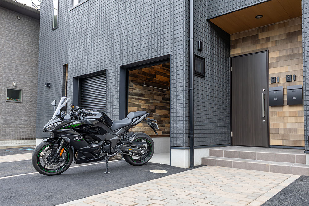 埼玉県東松山市の賃貸バイクガレージハウス「CIEL76」とKawasaki_Ninja1100SX