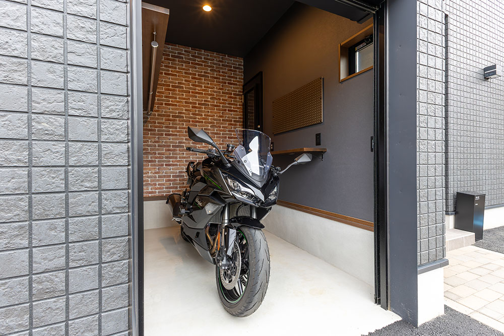 ガレージに駐車したKawasaki_Ninja1100SX