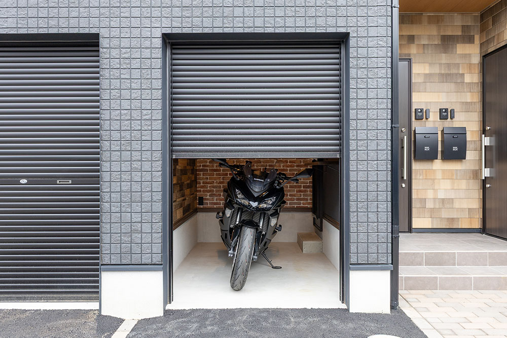 ガレージに駐車したKawasaki_Ninja1100SX