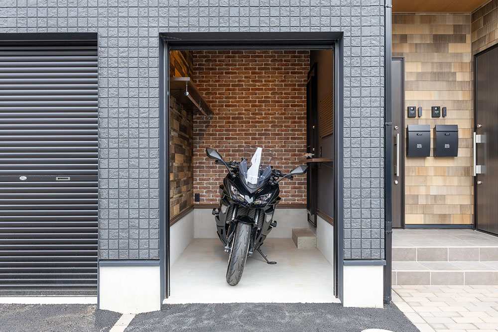 ガレージに駐車したKawasaki_Ninja1100SX