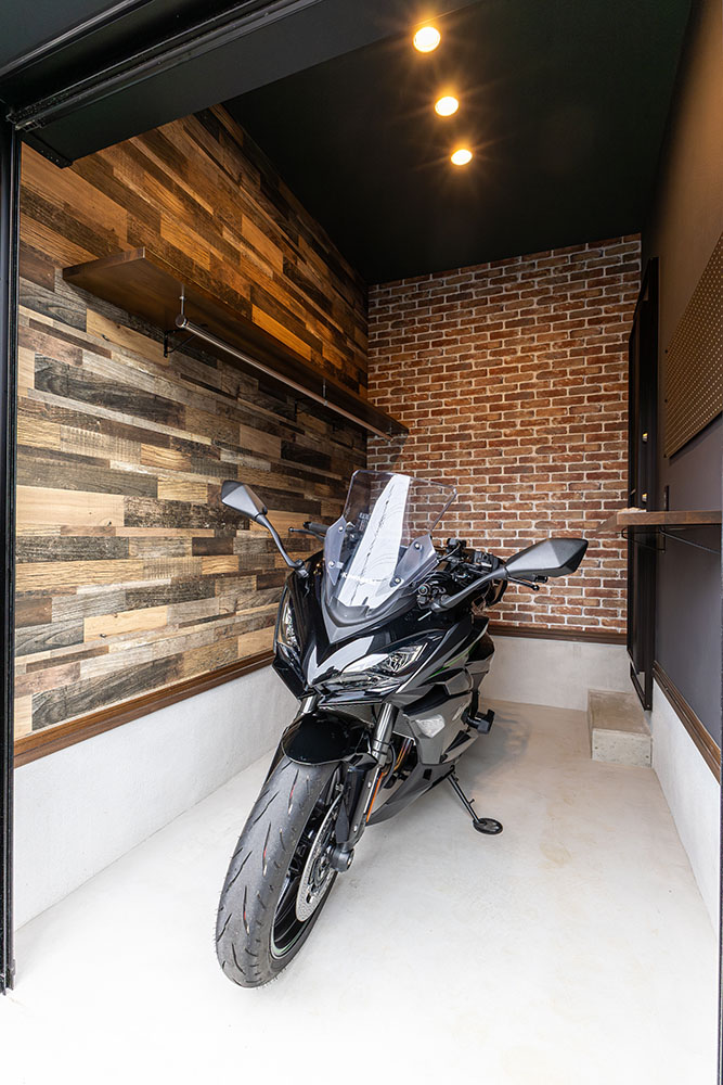 ガレージに駐車したKawasaki_Ninja1100SX