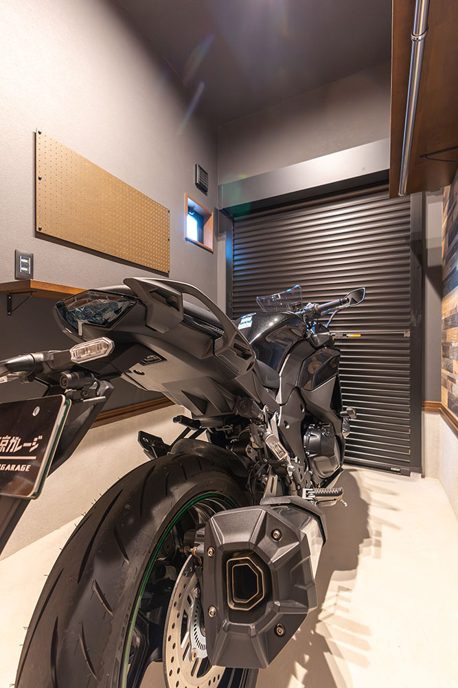 ガレージに駐車したKawasaki_Ninja1100SX