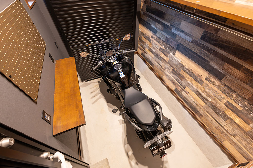 ガレージに駐車したKawasaki_Ninja1100SX