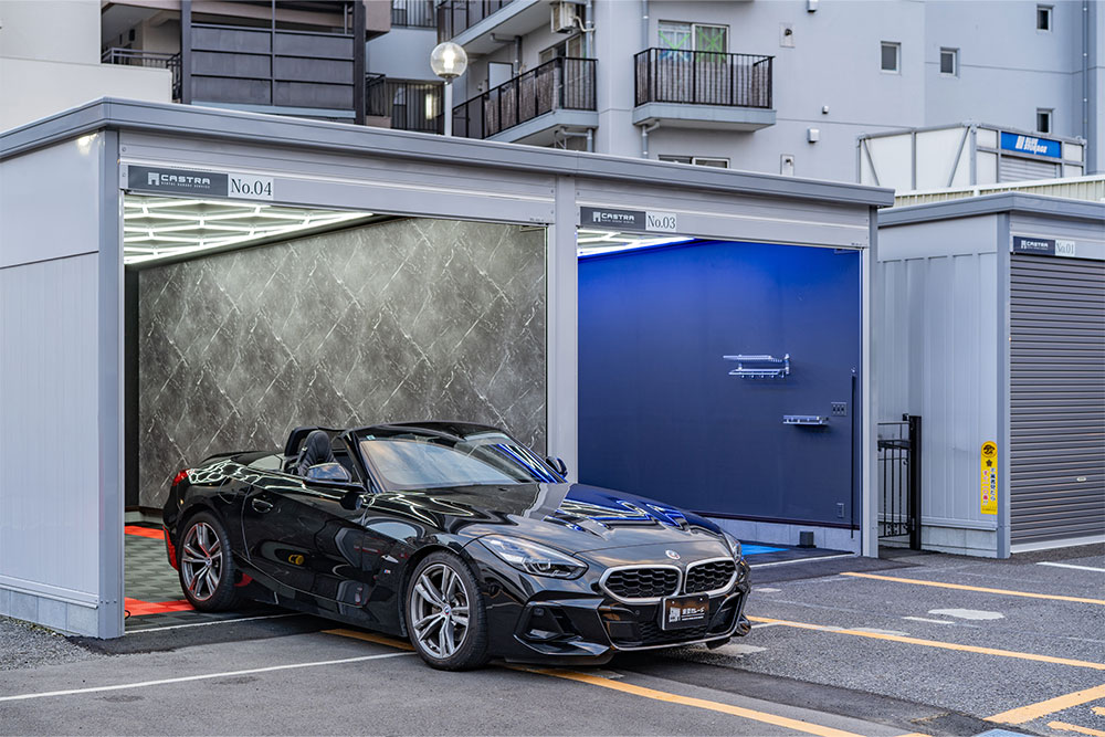 ガレージを出発するBMW_Z4