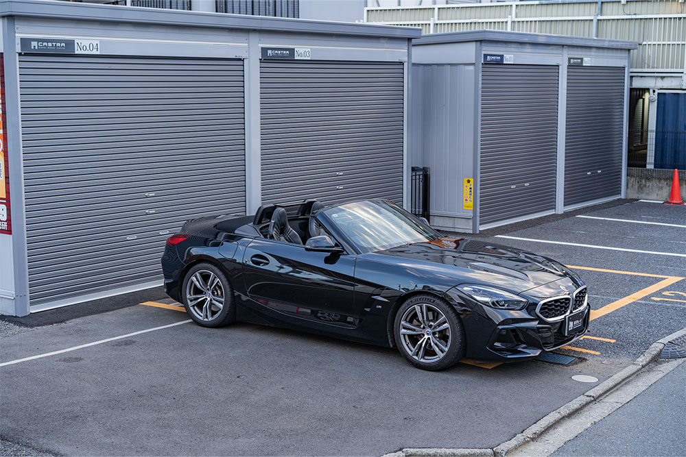 ガレージ前の屋外駐車スペース