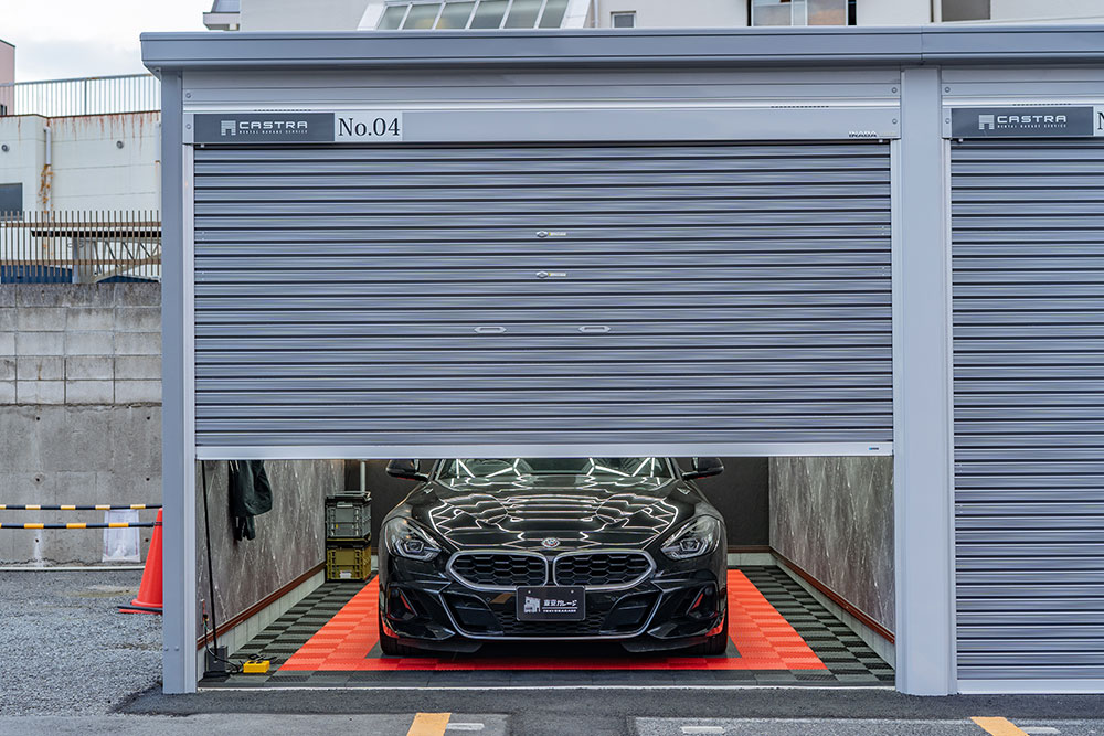 ガレージに駐車したBMW_Z4