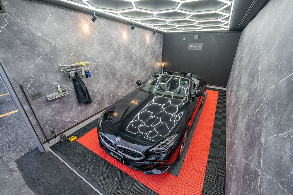 ガレージに駐車したBMW_Z4