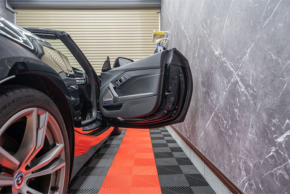 ガレージでドアを開けたBMW_Z4