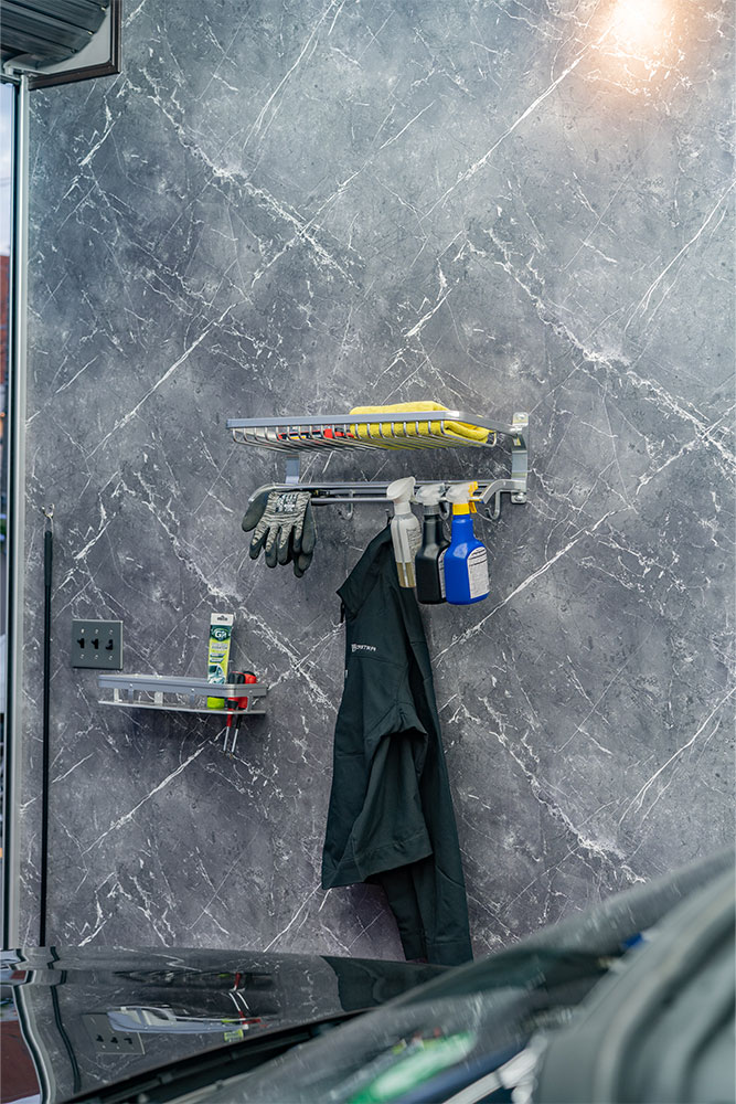 ガレージに整理された洗車用品