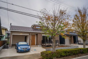 ガレージと家庭菜園の融合、気ままに暮らす平屋建て｜小林駅 徒歩5分