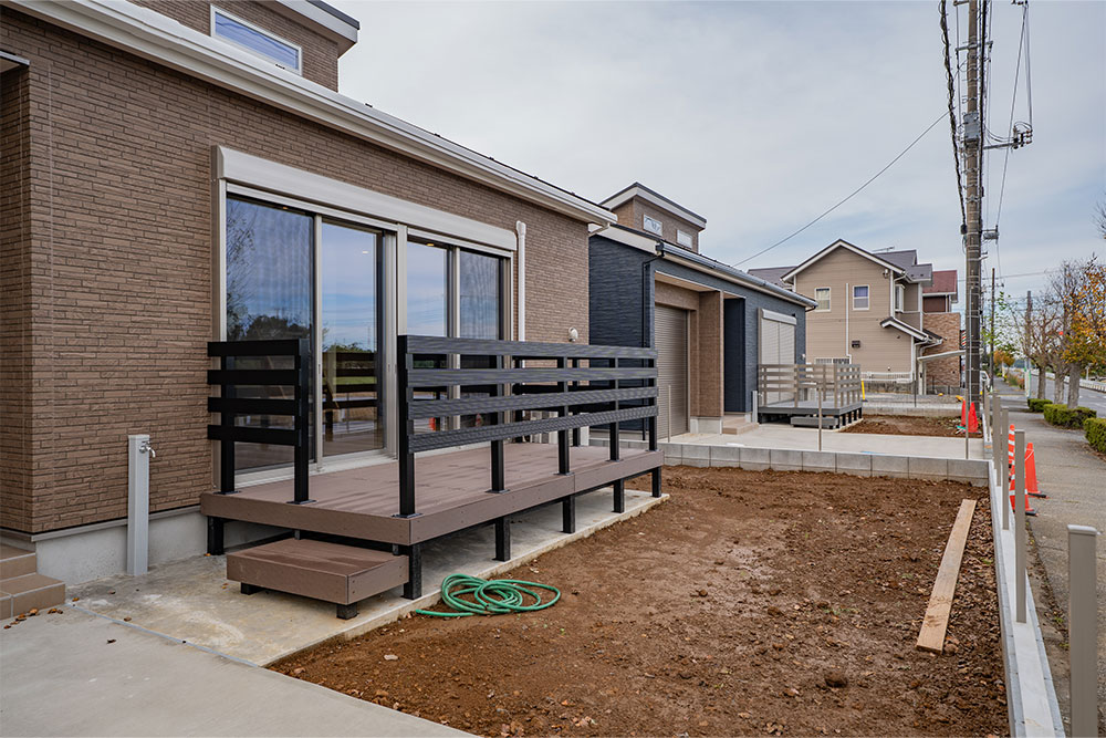 ウッドデッキと家庭菜園スペース