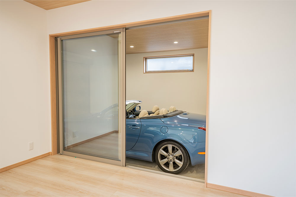 納戸から見たガレージ