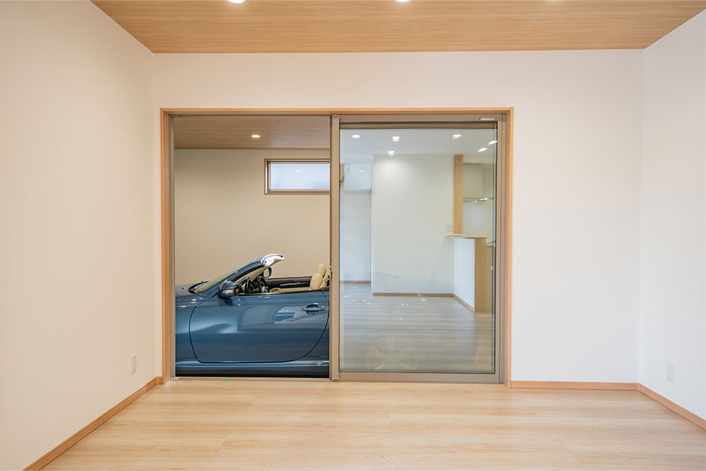 納戸から見たガレージ