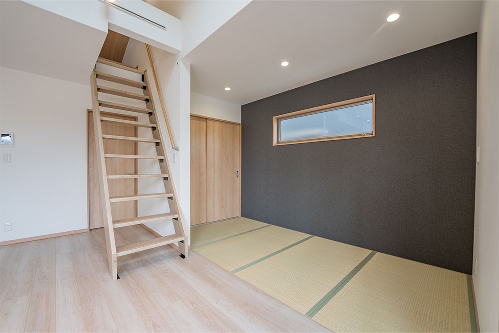 畳スペースとロフト階段
