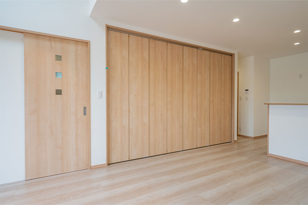 納戸(折れ戸を閉じた状態)