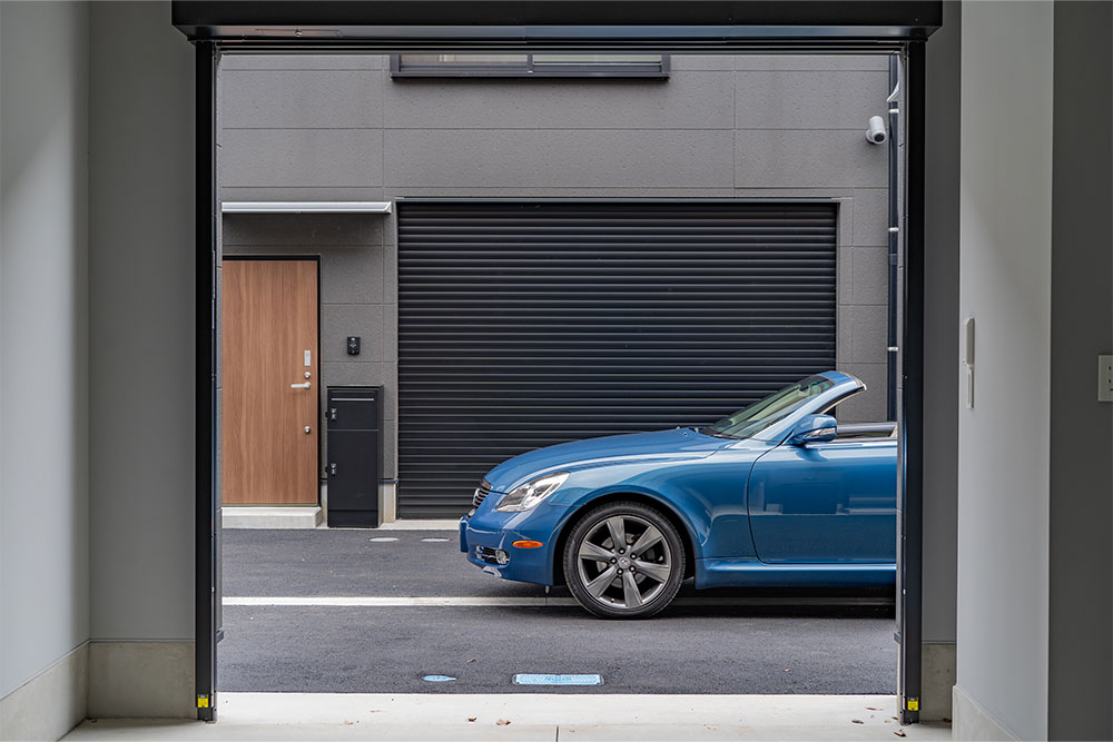 ガレージ前を通過するLEXUS_SC430